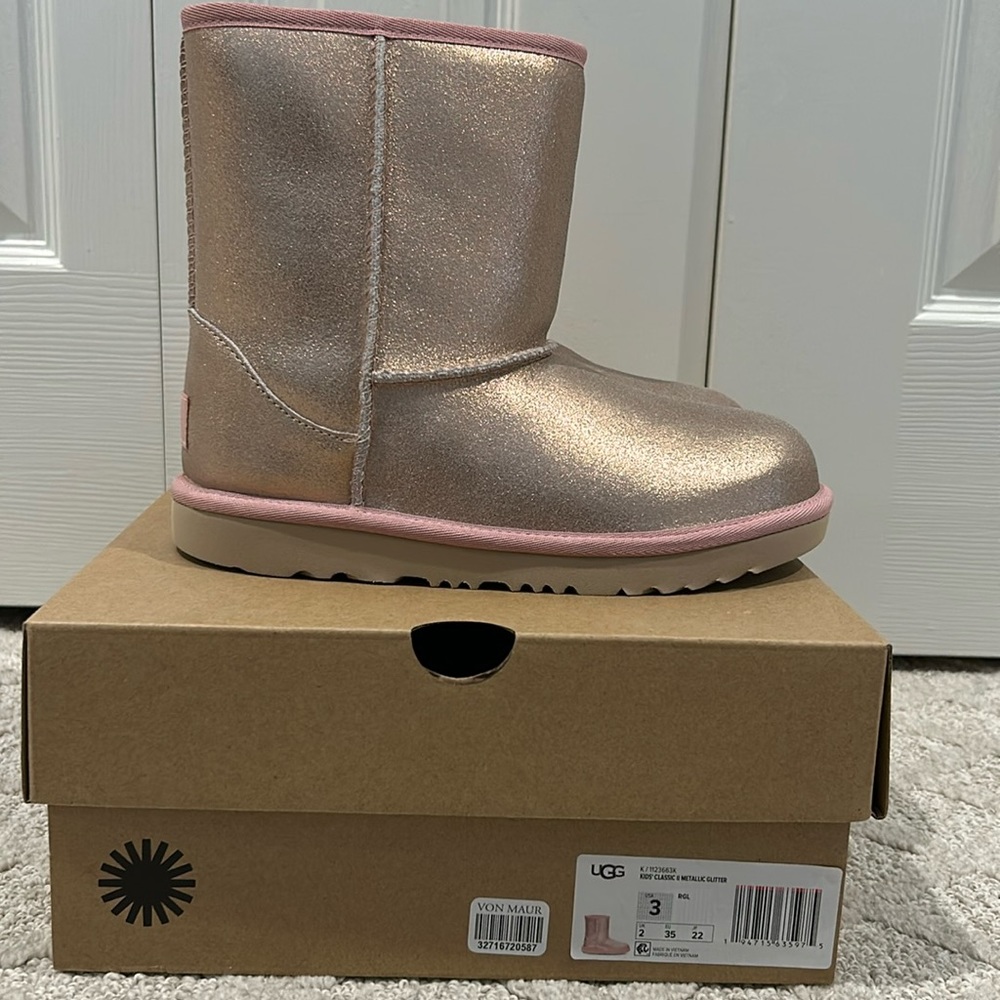 Brand new w box size 3 girl pink classic II metallic glitter Uggs sold out